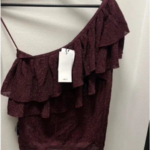 Topp - Säljer denna så söta volang topp från mango! Perfekt nu till julen! St L men passar mig som har S❤️