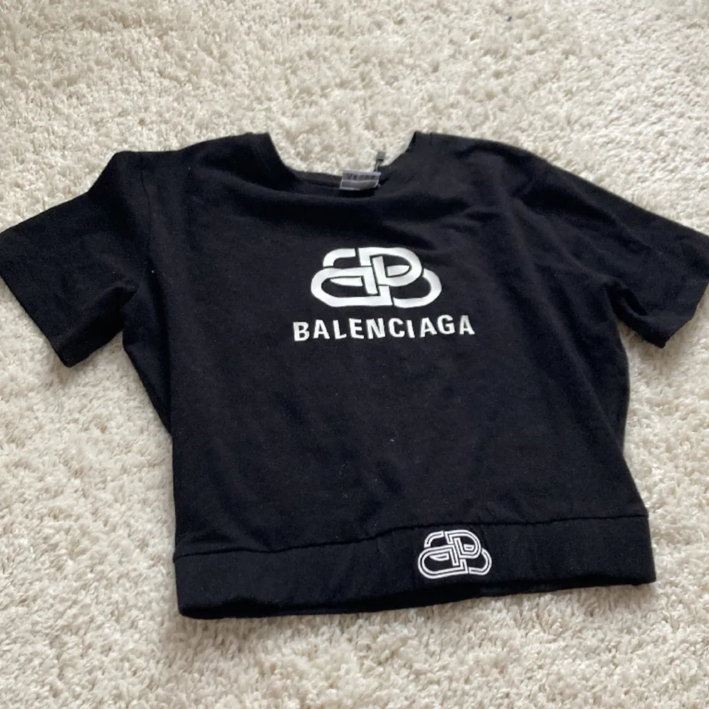 Säljer denna fake Balenziaga t-shirten då den knappt kommit till andvändning.. T-shirts.