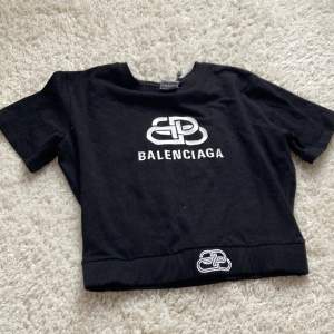 Säljer denna fake Balenziaga t-shirten då den knappt kommit till andvändning.