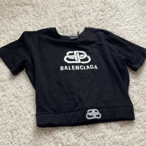 Dupe Balenziaga t-shirt - Säljer denna fake Balenziaga t-shirten då den knappt kommit till andvändning.