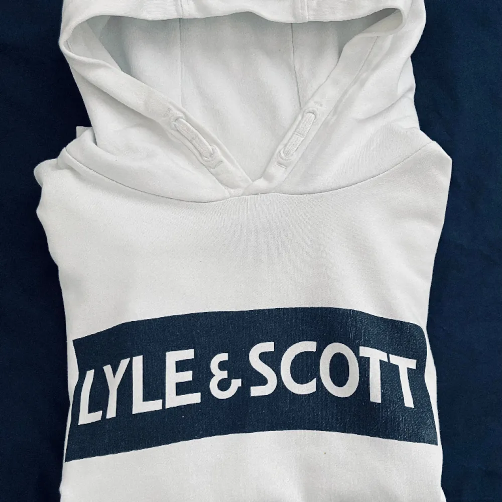 Säljer min Lyle & Scott hoodie då den inte kommer till användning längre.. Hoodies.