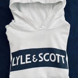 Säljer min Lyle & Scott hoodie då den inte kommer till användning längre.