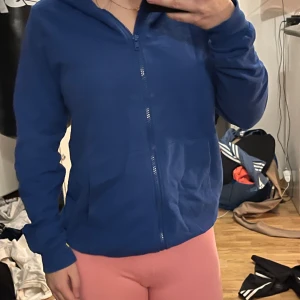 Kofta - Marinblå kofta med luva, säljes på grund av att jag inte använder den längre, lite nopprig därav priset men inget man tänker på