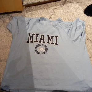 T-shirt - Ljusblå t- shirt me tryck. Super gullig o mysig.💙