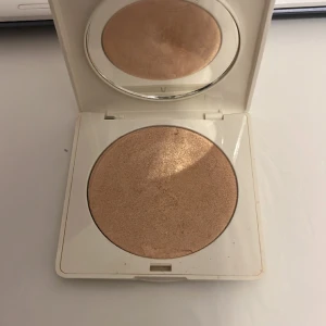 highlighter - En body shimer från hm. Inte använd 🤗