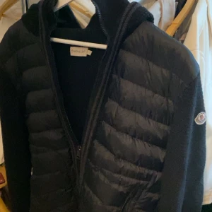 Moncler cardigan - Knappt använd skick 8,5/10. Storlek large men passar även mindre