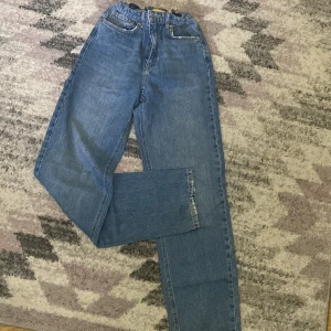 Jeans  - Ett par fina jeans  från Gina. Tyvärr kommer dem inte till användning lägre.. Skirv för fler bilder på💕