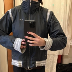Nike bomberjacka - Superfint skick💞lappen säger medium men skulle själv säga en s/m beroende på hur man vill att den ska sitta