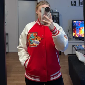 Jacka  - Köptes i bershka. Använd så lite. St S. Lite smutsig på en axel (bild2).