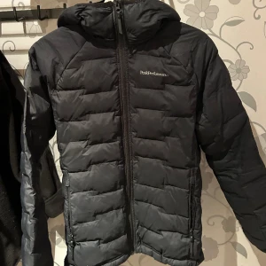 Peak performance jacka - Skit snygg svart peak performance jacka! 