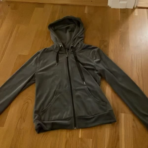 Zip hoodie - Fin zip hoodie. Almen har gått upp på ena armen. Ingen annan skada. Den är i Xs men jag som har S kan ha den. Säljer pågrund av att jag inte använder den. Pris kan diskuteras💜