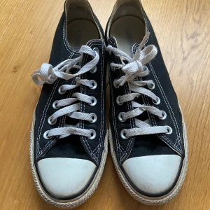 Converse - Måttligt skick. Står mitt efternamn skrivet på lappen på insidan som en liten bonus haha för ärvde dem av mitt mindre syskon för massa år sen 💕