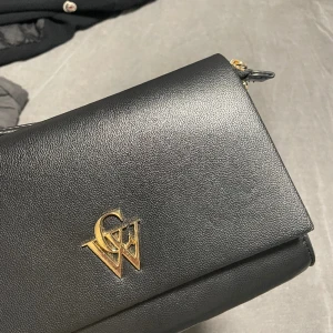 Carin Wester väska - Carin Wester handväska köpt på åhlens, nyskick!! Skriv för fler bilder!