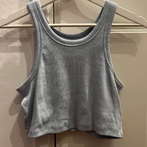 Croptops i olika färger  - Tre olika croptops i färgerna blå, vit och brun, enkla och sköna att ha till vardags💕 20kr styck