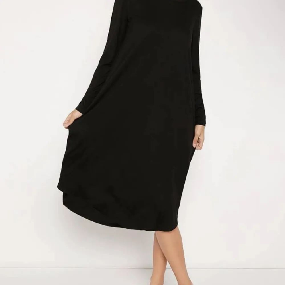 Lång svart klänning, passar S/M. Aldrig använd så i ny skick!. Klänningar.