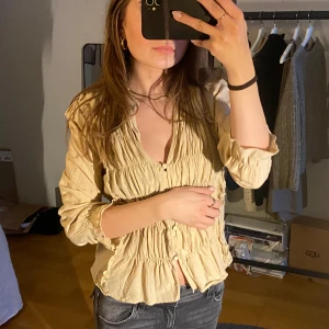 Blus - Säljer denna skit snygga blusen från zara, säljer även jeansen så bara att skriva om ni har några frågor eller är intresserade❤️‍🔥