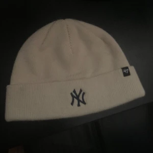 Beige mössa  - Beige yankees mössa, använd 1 gång! Hör av dig vid intresse!