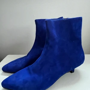 Stövlett klarblå mocka  - Så fin stövlett från Vagabond i klarblå mocka.  Storlek 41 Använd inomhus en gång men var för tajt. Pyttelitet märke bak på ena skon.   Nypris 1000:- 