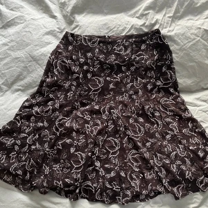 Kjol - Brun kjol med mönster. Når ner till knäna