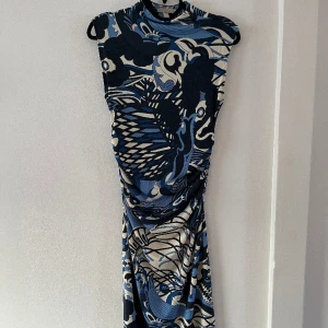 Mönstrad klänning - En mönstrad klänning från H&M, aldrig använd