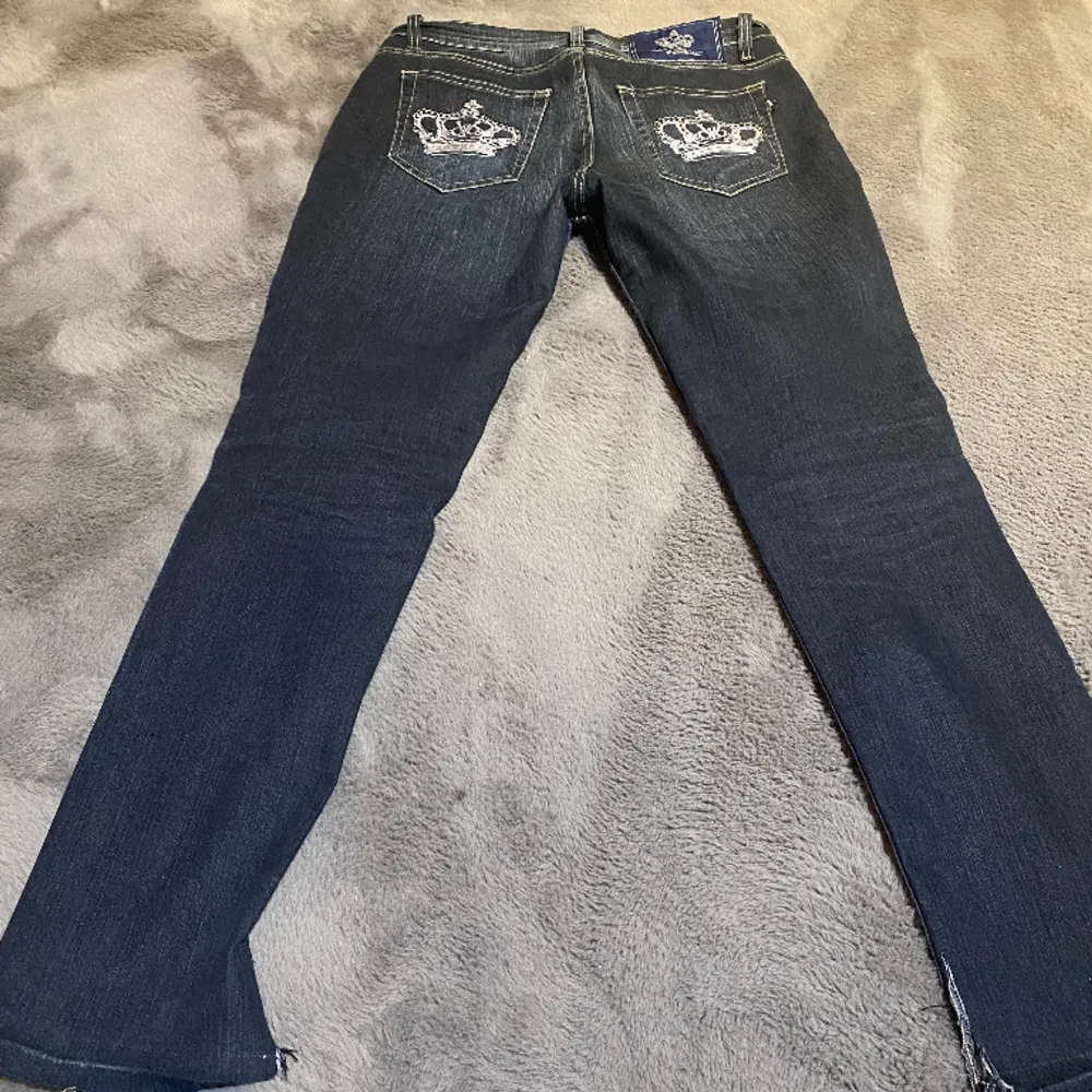 jätte fina jeans men behöver pengarna.❤️ Midjemått (tvärsöver) 39cm, innerben 78cm. tryck inte på köp nu direkt e ni snölla 🙏🏼 straight/bootcut passform. skriv för mer info❤️. Jeans & Byxor.