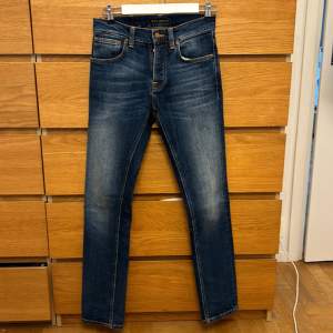 Säljer dessa Nudie Jeans i en blå fadead färg. Storleken är W29 L32 och skicket är 9/10