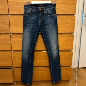 Nudie Jeans - Säljer dessa Nudie Jeans i en blå fadead färg. Storleken är W29 L32 och skicket är 9/10