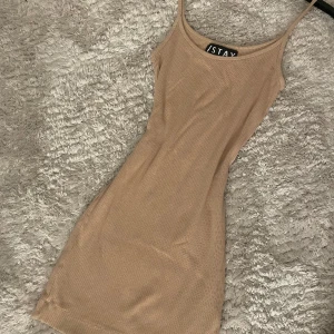Kort klänning  - Beige kort klänning från Carlings i storlek XS, passar även S. Nyskick och använd endast ett fåtal gånger. Jättefin till sommaren! Gåva vid köp🍬Pris kan diskuteras!