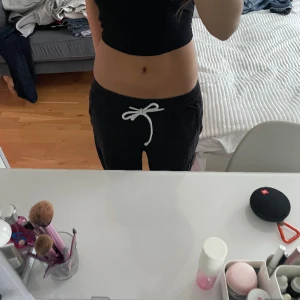 Svarta Roxy linnebyxor  - Säljer dessa (vad jag tror är Roxy linne byxor) eftersom att de inte kommer till andvändning. De köptes här på plick men har ingen lapp kvar så jag är inte säker på att de är roxylinnebyxor. Det är bara att dm:a vid funderingar! Pris kan diskuteras.