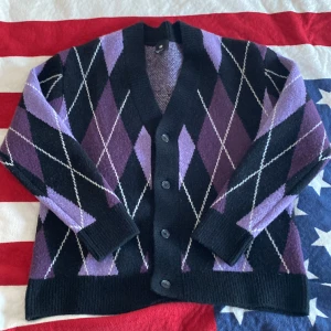 Cardigan  - Hej säljer denna fina cardigan från Hm Oversized passform så passar större S eller M Vid frågor eller intresse skriv 
