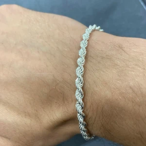 Cordel armband - Hej! Säljer min cordel armband i äkta silver, säljer pga att jag it använder den längre, priset går att diskutera vid snabb affär 
