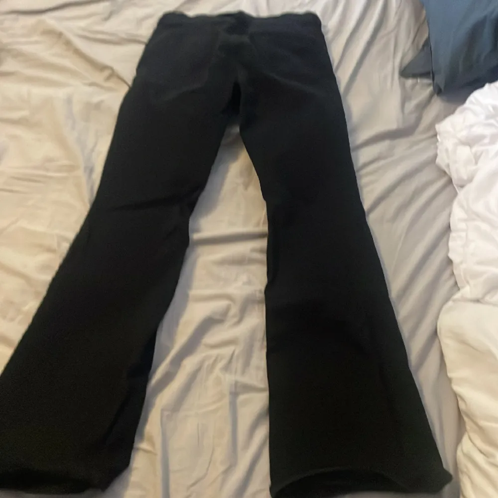 Snygga svarta jeans med utsvängda ben där nere! Användes bara 1-2 ggr och så skönt matrial!. Jeans & Byxor.