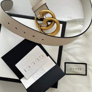 Äkta Gucci i vit  70cm  Påse, låda och kvitto finns 