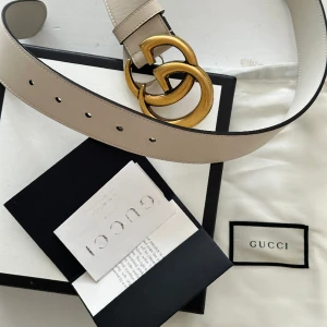 Äkta Gucci bälte vit 70cm - Äkta Gucci i vit  70cm  Påse, låda och kvitto finns 