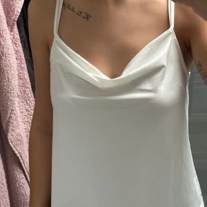 Topp  - Vit topp från Nelly. Använd ett fåtal gånger, i fint skick!