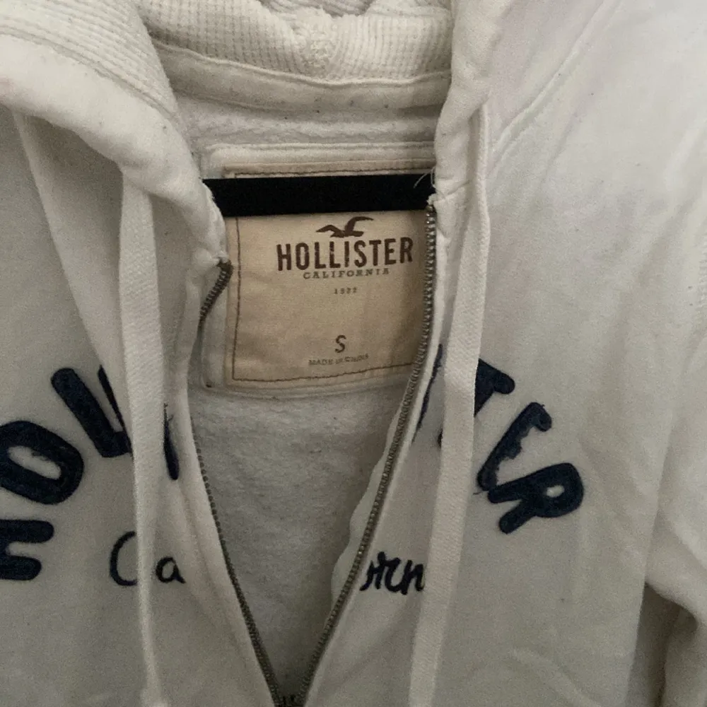En hollister zip hoodie som är ganska använd men inte har några skador säljer för är inte i min storlek. Går att pruta💕. Hoodies.
