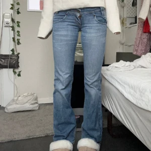 Superfina lågmidjade bootcut jeans från Lee - Såå snygga bootcut lågmifjade jeans från Lee✨Står inte storlek men sitter som en 24 i midjan. Jag är 167 o de går ner till marken på mig så kanske 32 i längden🥰Skriv till mig innan ni använder köp nu! 