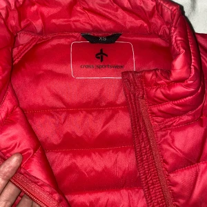 Vinterjacka - Säljer denna jättesköna och varma jacka från cross sportswear med veganskt dun-material! Nypris var 1000 kr men säljer för en billig peng eftersom den inte kommer till användning. Hel o ren och har två innefickor. Passar mig som brukar ha S❄️🥰