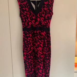 Klänning - Finklänning som passar både till vardag och fest i st 36, perfekt till julmingelfesten Väldigt smidigt och skön materialmix 