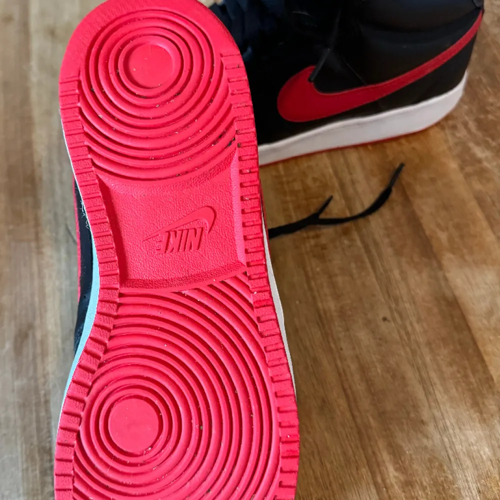 Nike Sneaker Court Vision Mid - Svart/Röd/Vit stl44 I mycketbra skick. Skor.
