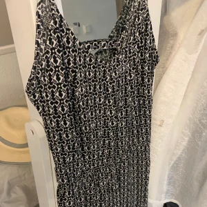 Luftig jumpsuit - Perfekt till sommaren! Luftig jumpsuit med straps och vida ben 