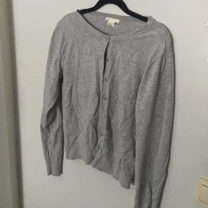 Kofta - En kofta från hm som är använd ett fler tal gånger och är super fin lite ljusare grå i värkligheter än på bilderna i storlek m
