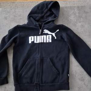 En barn Puma tröja, svart. Svart, 9 av 10. Grabben har växt ur den.