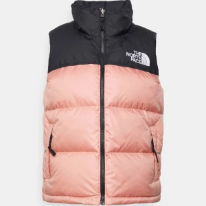 The north face väst - Säljer min väst får The northface, ser exakt ut som den på bilden! Vid intresse kan jag skicka mer bilder! Västen är använd fåtalgånger och har inga märken! 