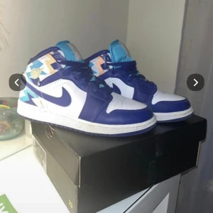 As snygga jordans - Säljer nu mina jordan 1 geometric mid då de ej används längre, i jättebra skick, sparsamt använda! Nypris 2199kr på merchsweden💕
