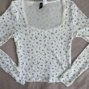 Tröja  - Säljer denna supersnygg tröjan i st xs, jätte bra skick 