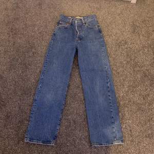 Säljer dessa Levis jeans. Dem är gamla men i bra skick. De heter ribcage straight. Nypris är 1000kr. Skriv privat för flera frågor eller bilder💕