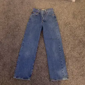 Säljer dessa Levis jeans. Dem är gamla men i bra skick. De heter ribcage straight. Nypris är 1000kr. Skriv privat för flera frågor eller bilder💕