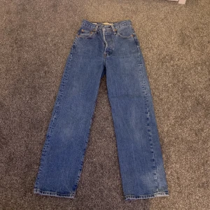 Levis jeans - Säljer dessa Levis jeans. Dem är gamla men i bra skick. De heter ribcage straight. Nypris är 1000kr. Skriv privat för flera frågor eller bilder💕