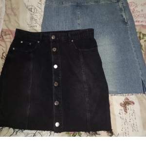 Säljer två jeans kjolar en svart från H&M och en blå från Vero moda. Båda kostar 50kr st och är super fint o ha på sommaren🌼💓skriv om ni är intreserade💬
